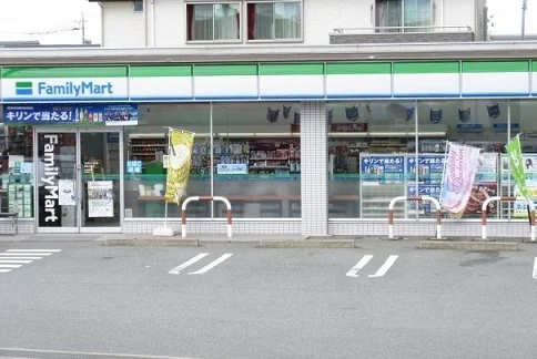 ファミリーマート伊勢上地店まで210m