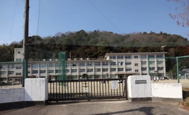 射和小学校まで590m