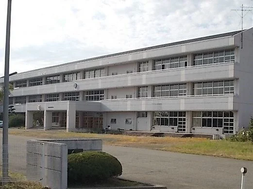 神納小学校まで900m