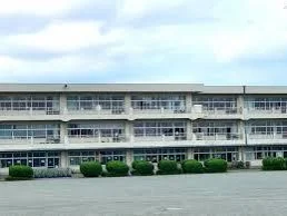 花園小学校まで1100m