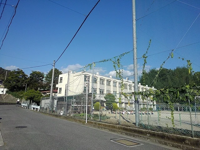 本郷小学校まで950m