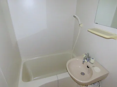 洗面台とユニット式のお風呂です