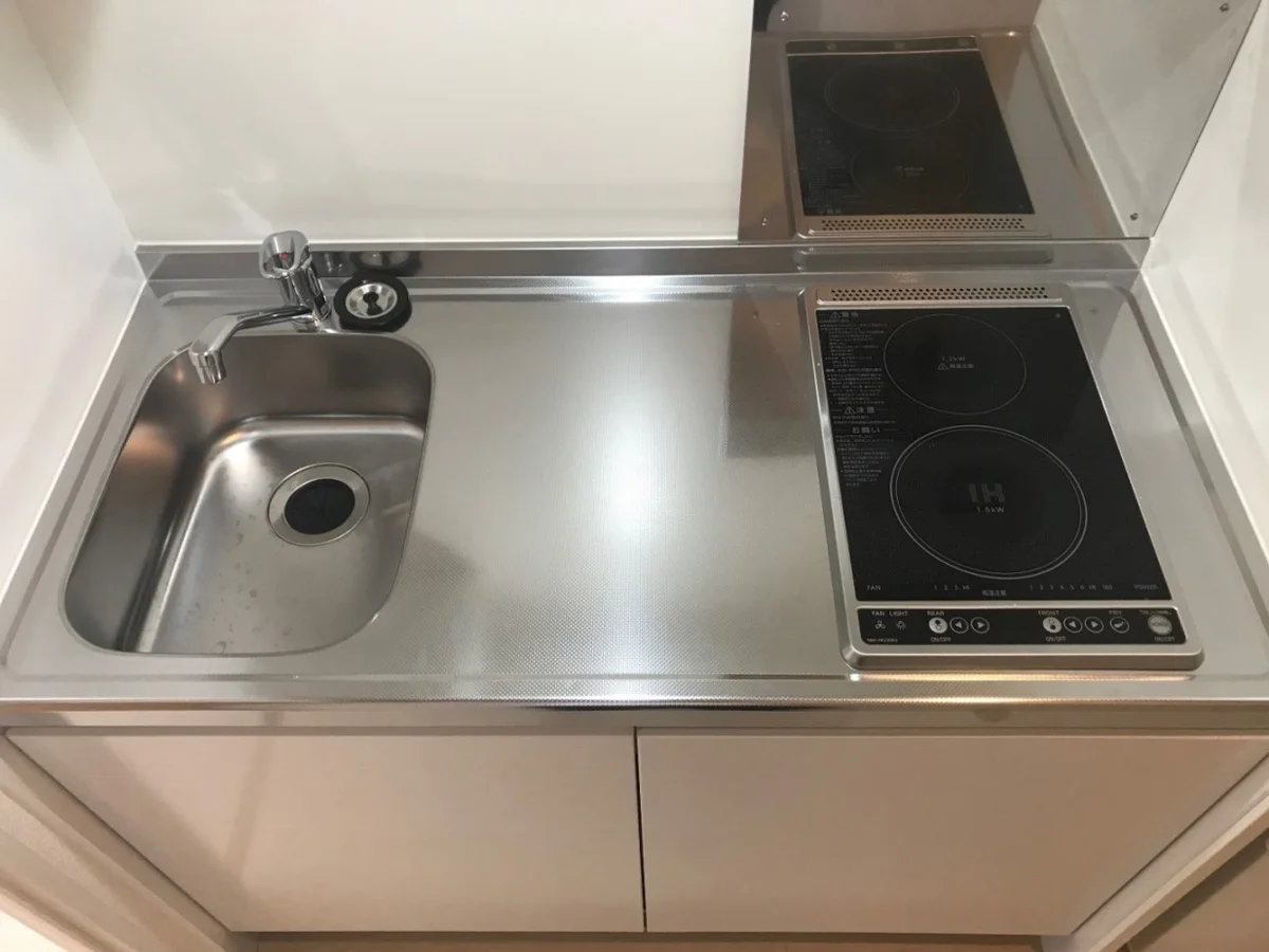 IHコンロ付き。自炊派にはワイドなキッチンで楽しく料理