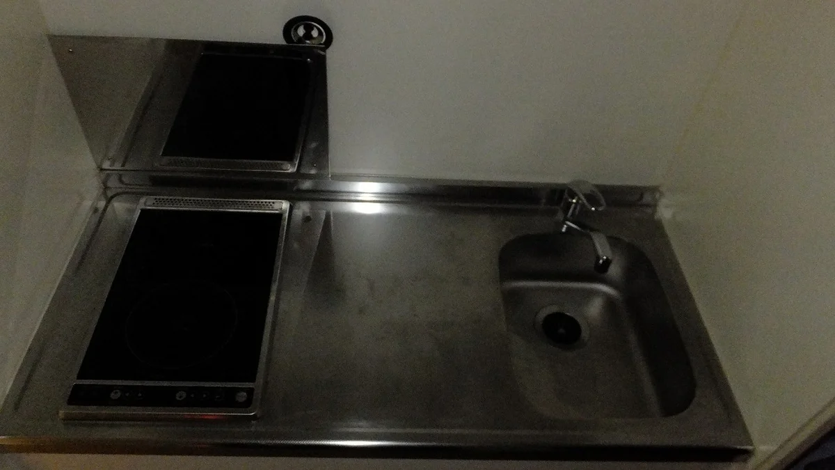 電熱タイプの2口の広めのキッチンです。