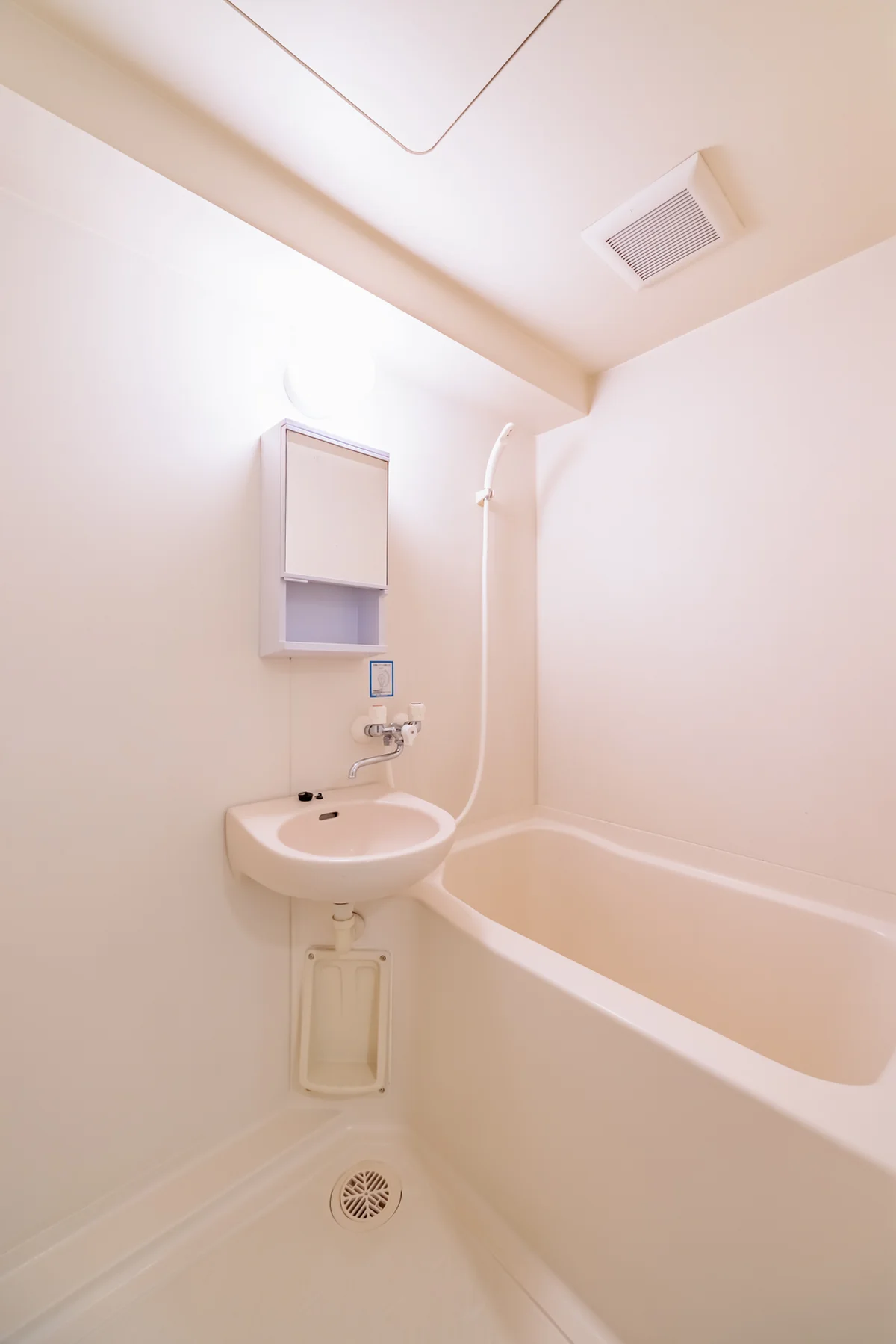 コンパクトながら清潔で使いやすいバスルーム