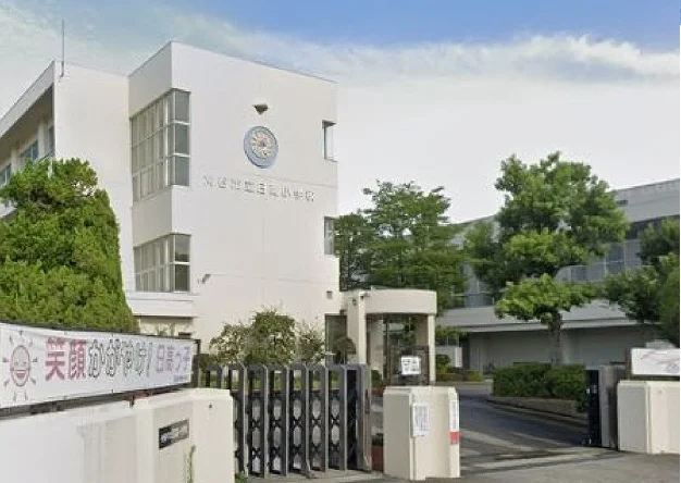 日高小学校まで900m