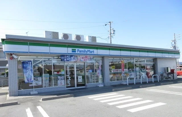 ファミリーマート伊勢おばた店まで10m