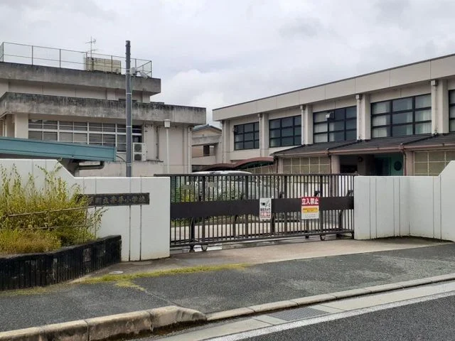 井手町立井手小学校まで600m