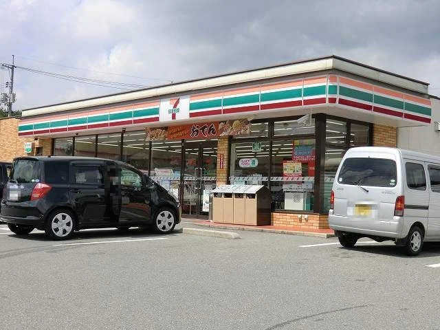 セブンイレブンまで596m