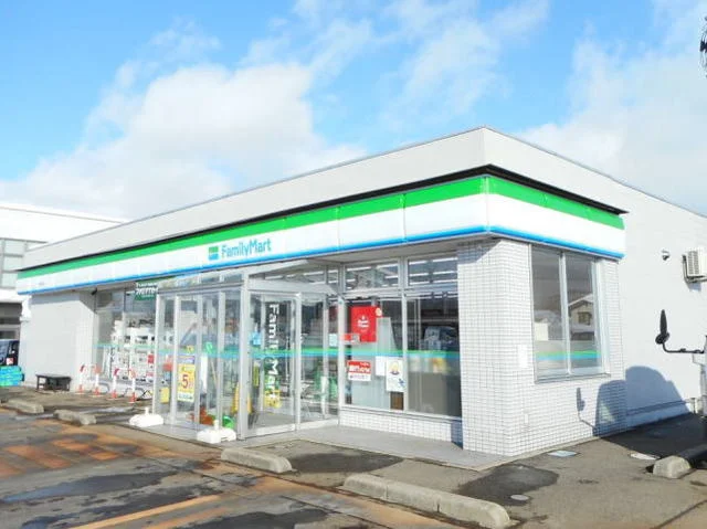 ファミリーマート　横手西店まで200m