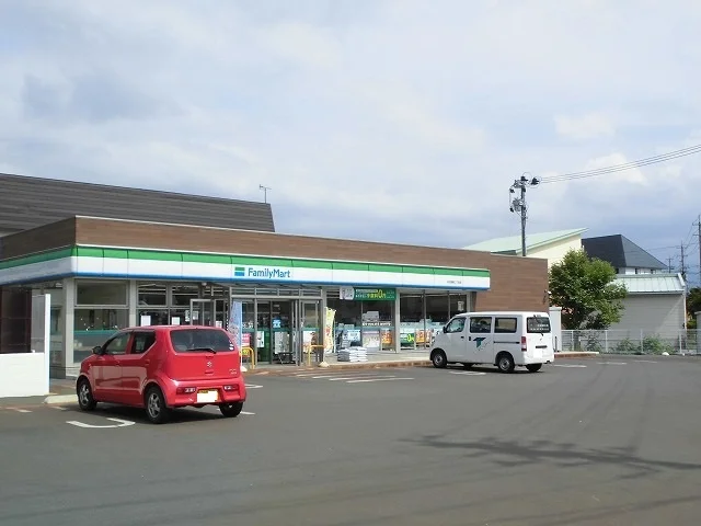 ファミリーマートまで850m