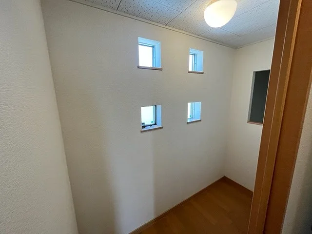 階段横収納スペース