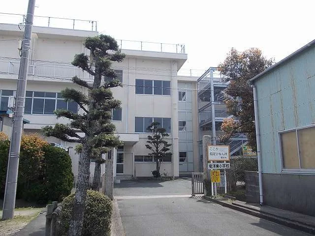 竜洋東小学校まで1100m