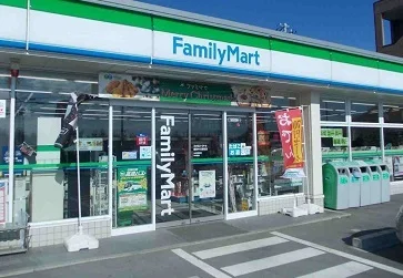 ファミリーマートまで900m