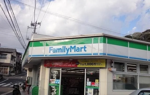 ファミリーマート逗子小坪店まで300m