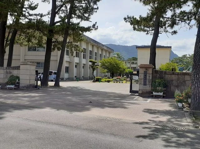 重富中学校まで350m