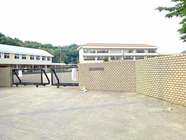 大月小学校まで1800m