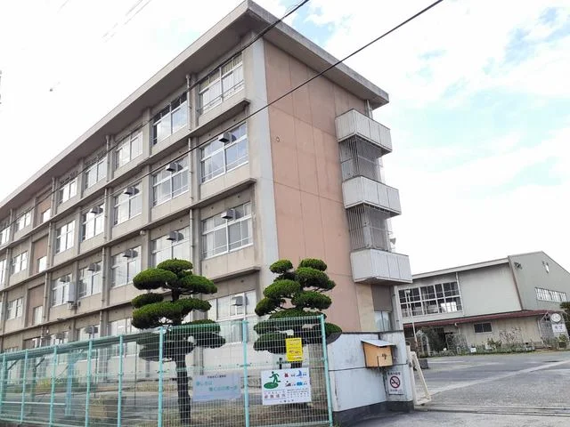 一ツ橋中学校まで810m