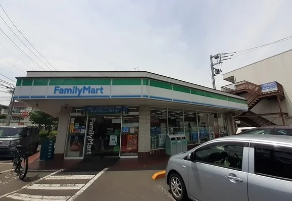 ファミリーマート小手指二丁目店まで300m