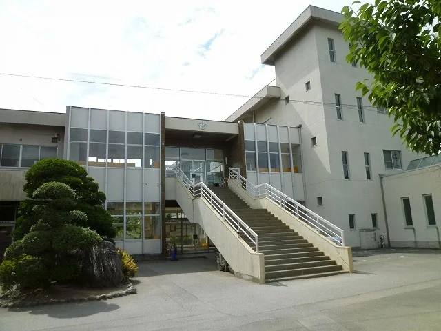 大泉町立西小学校まで800m