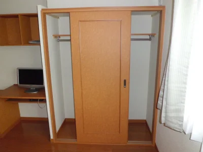 丈の長い服も収納できるクローゼット。