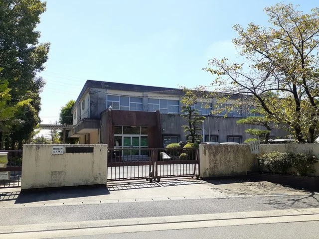 小牧市立　本庄小学校まで1200m