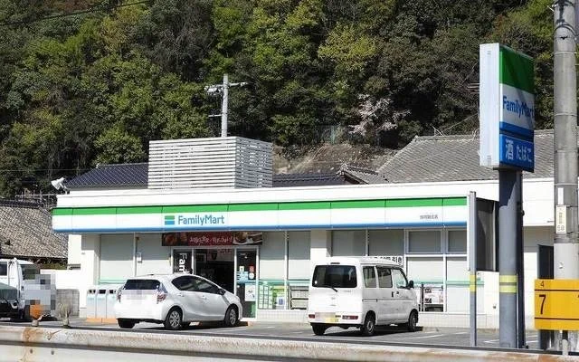 ファミリーマートまで50m