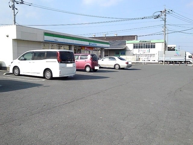 ファミリーマートまで260m