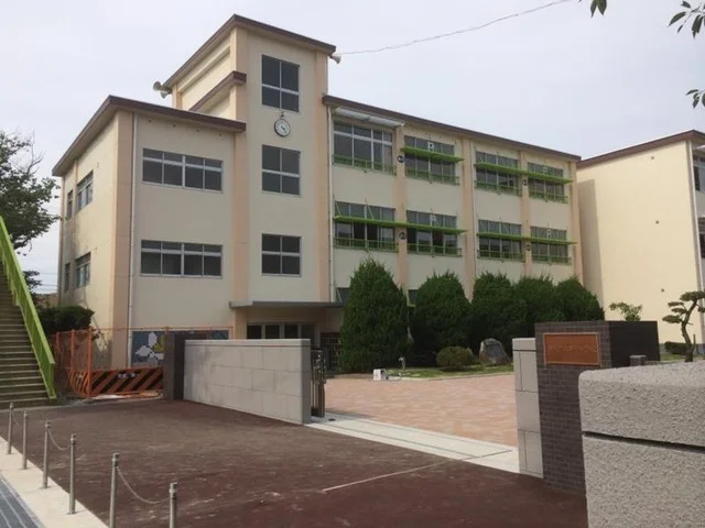 万寿小学校まで1900m
