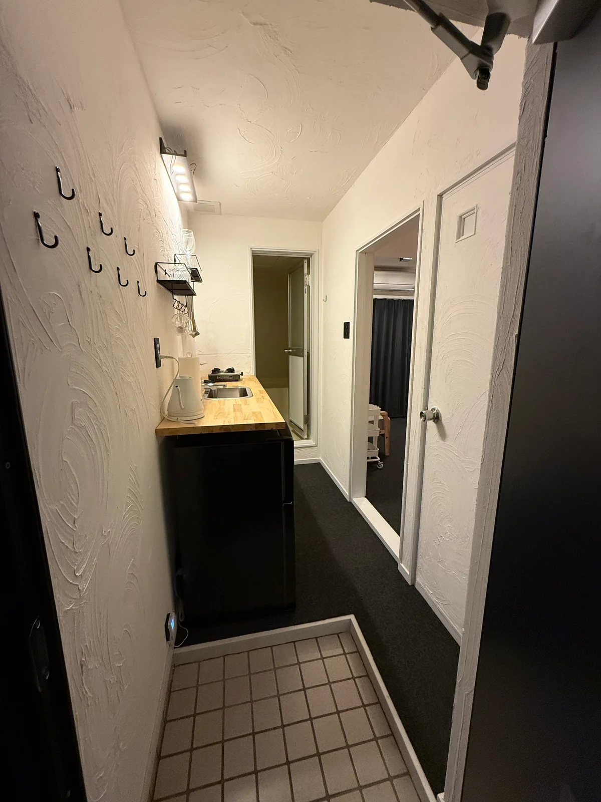 玄関も白を基調として明るく迎え入れてくれます♪洋服掛けも便利