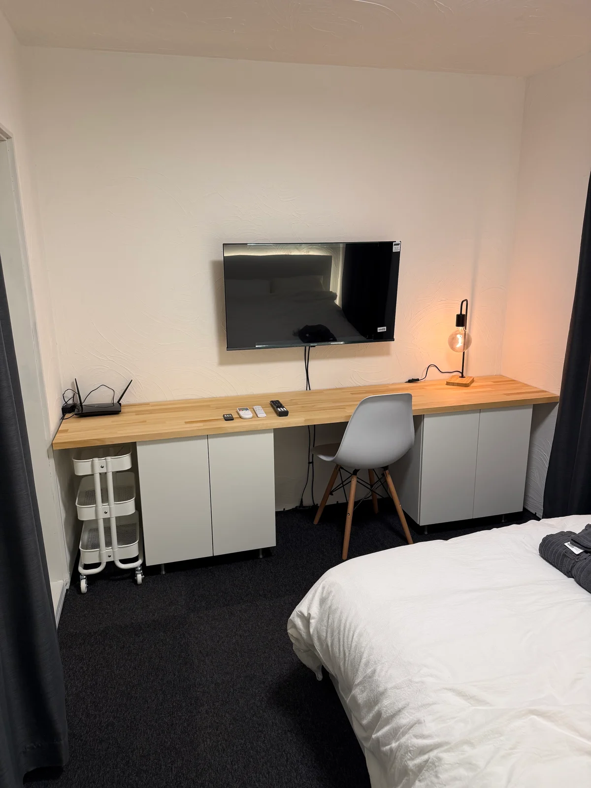 40インチテレビ、広々したワーキングスペース