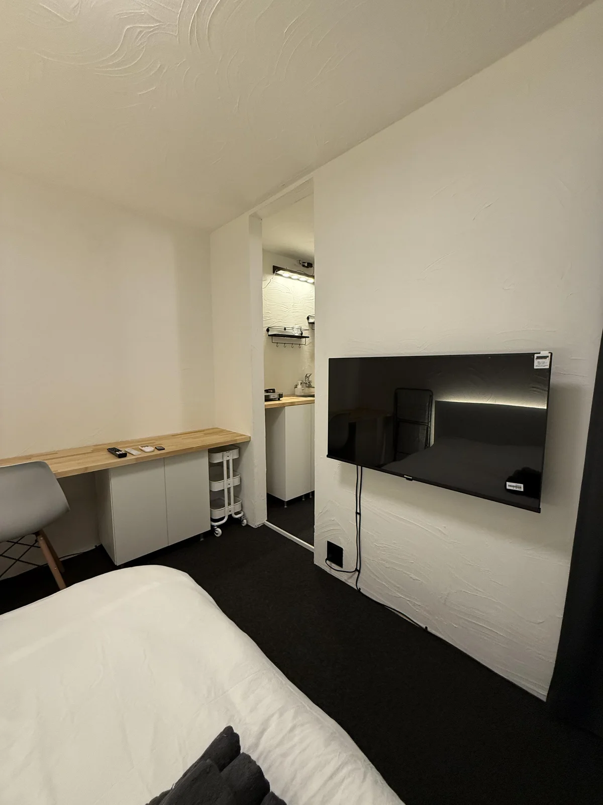 40インチテレビ、、広々したワーキングスペース