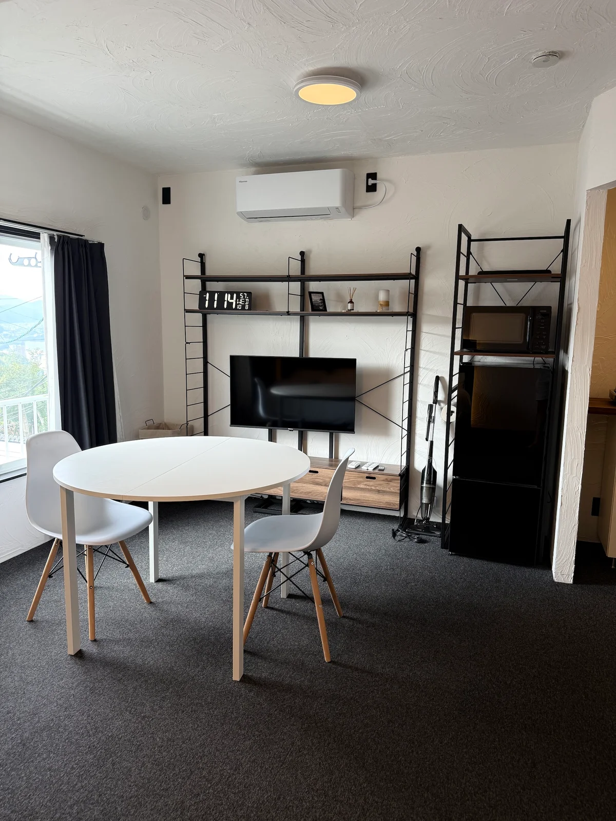 40インチテレビ、冷蔵庫、電子レンジ、ワーキングスペース