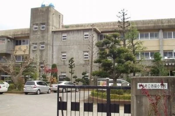 鴇嶺小学校まで950m