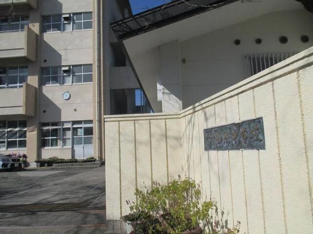 西陵中学校まで410m