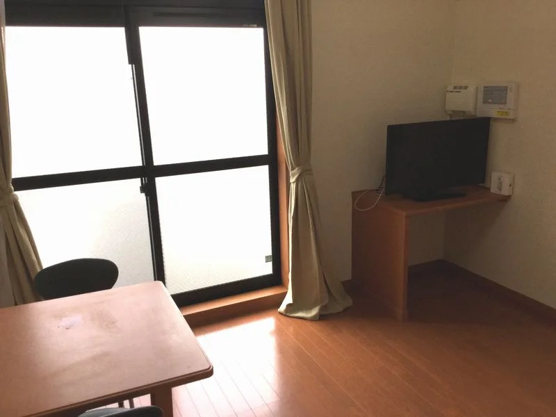 1Ｆ：フローリング、２Ｆ：カーペット　窓１・２Ｆで異なる。