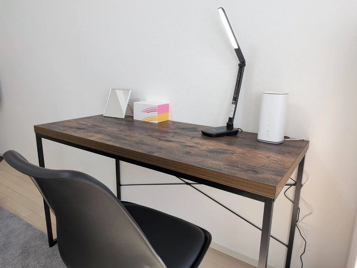 デスクにチェアとライト、リモートワークにぴったりです。