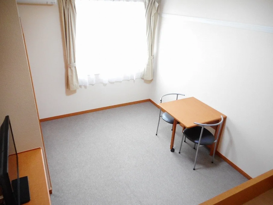 テーブルは折り畳み式です