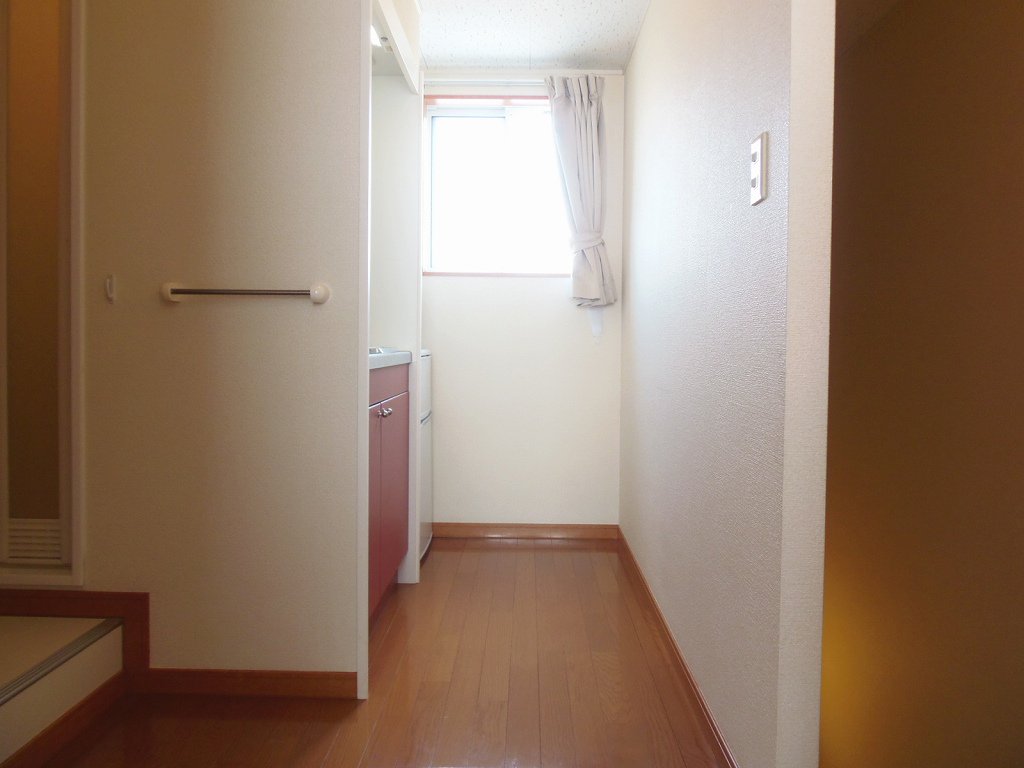 2階はキッチン横に小窓があります。