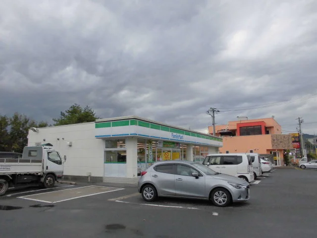 ファミリーマートまで700m