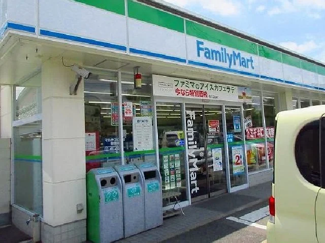 ファミリーマートまで1300m