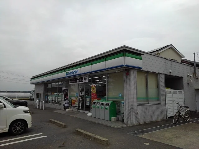 ファミリーマート岡田店まで350m