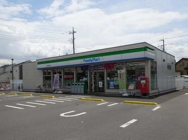 ファミリーマートまで470m