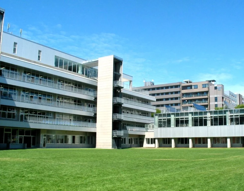 資生館小学校が徒歩２分です