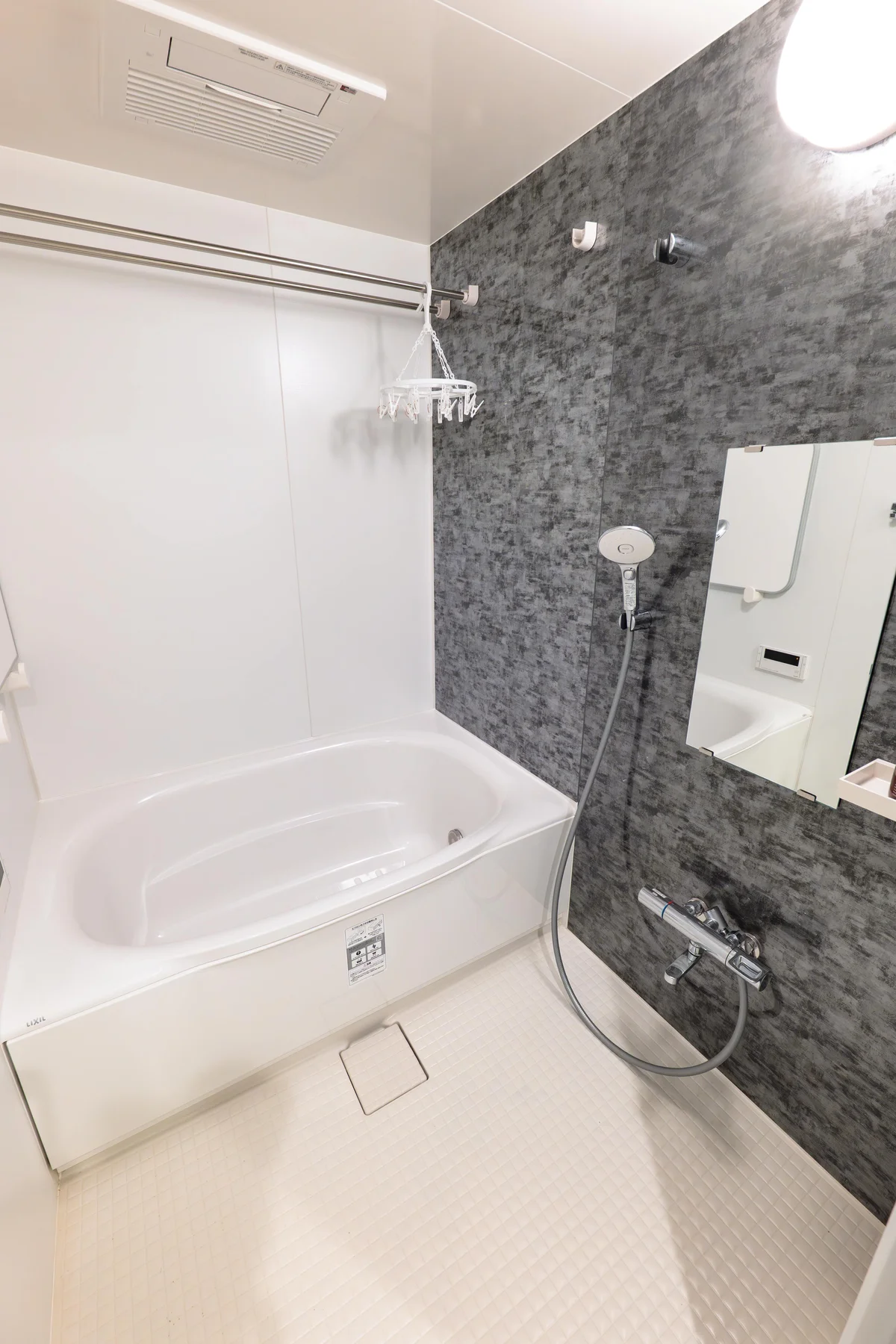 ピカピカの浴槽とシャワー♪