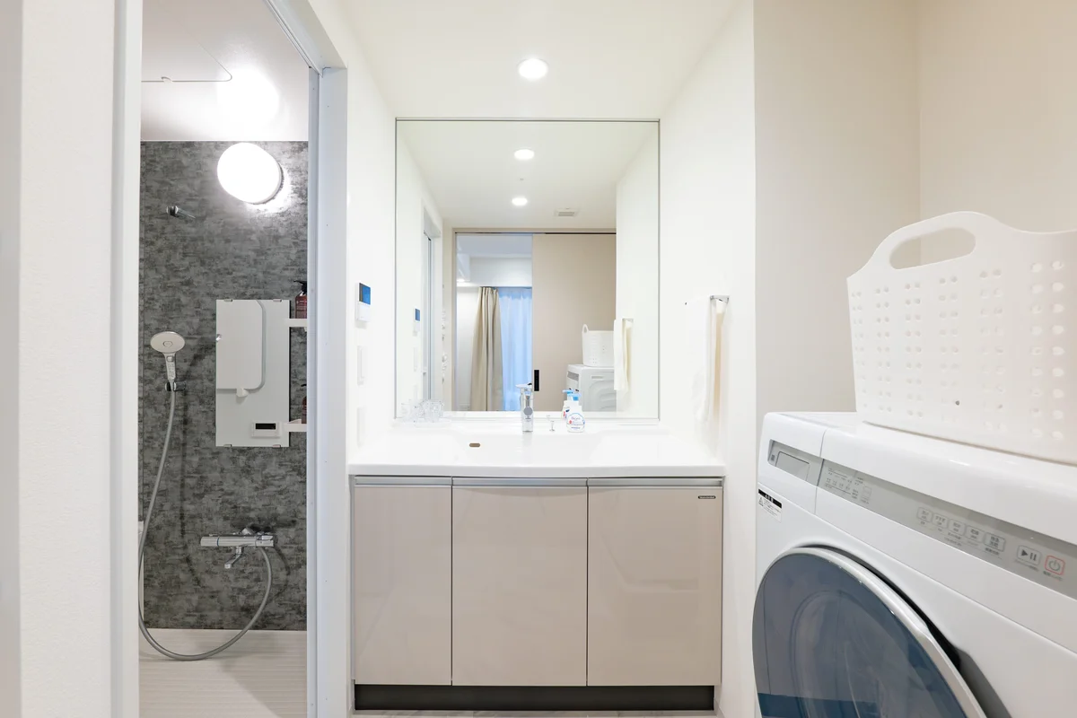 一面が鏡の洗面台♪