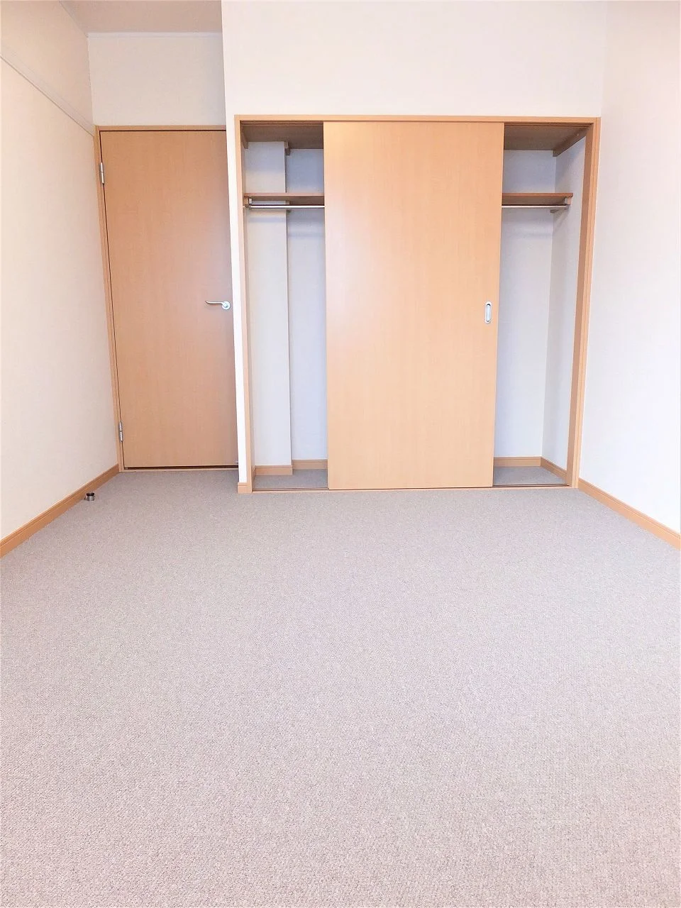 2F南側の寝室には大きいクローゼットがあります