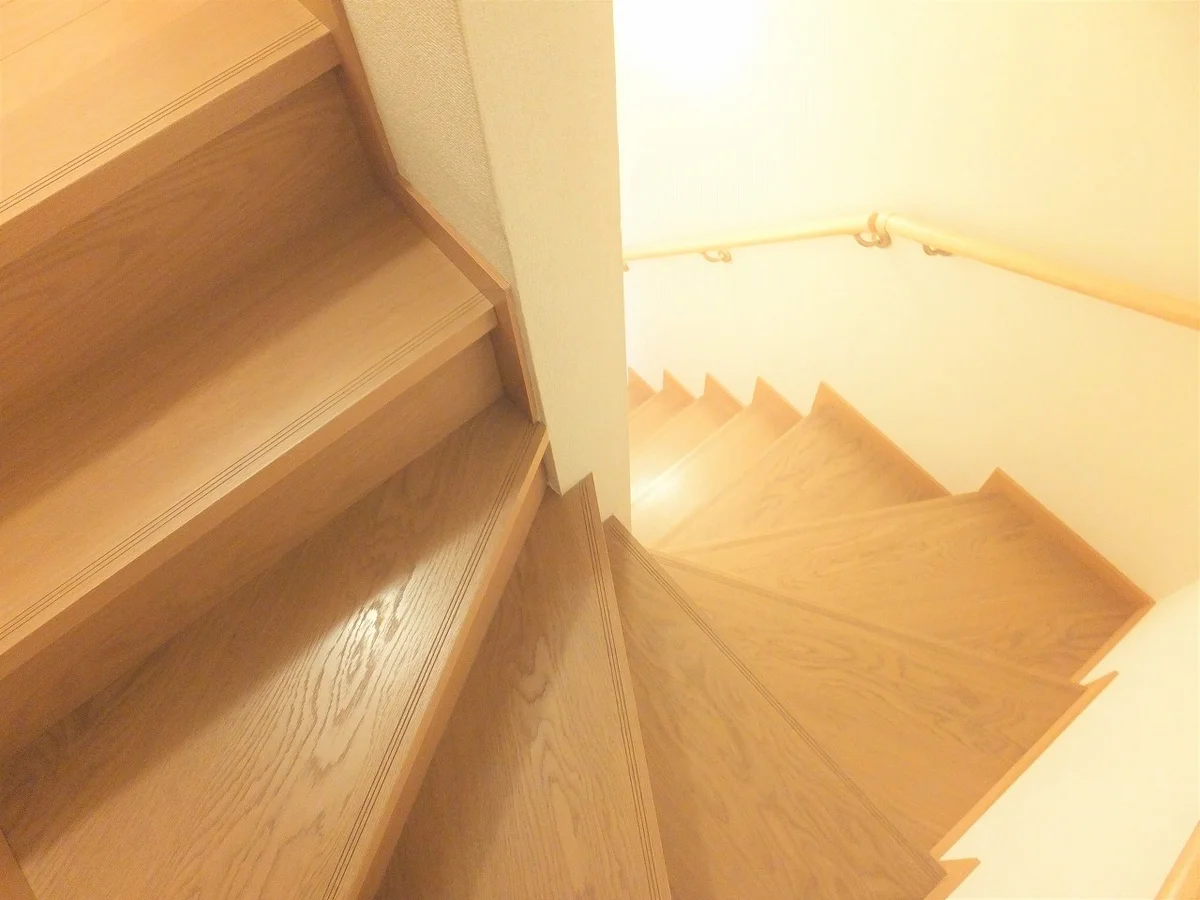 メゾネットタイプのお部屋で室内に階段があります