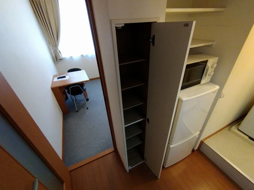 キッチン向かいにシューズボックス