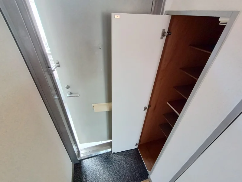 玄関には下駄箱スペースがあります。